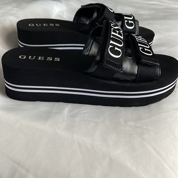 Guess slides size 8 in black and white - Picture 2 of 3